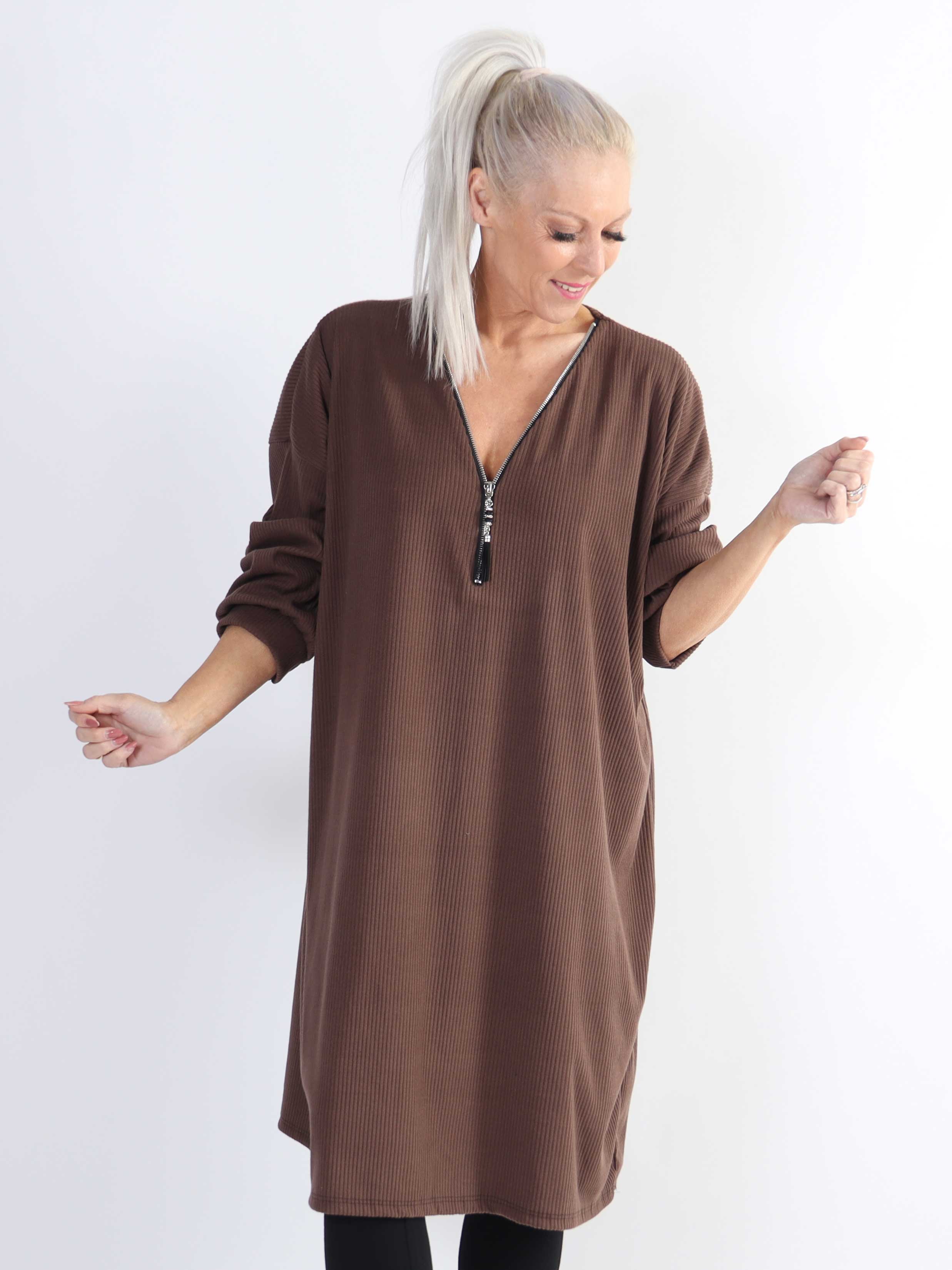 Liana - Blød plus size kjole i rib med lynlås
